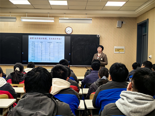 郭永仪老师主持班会.jpg 郭永仪老师主持班会.jpg