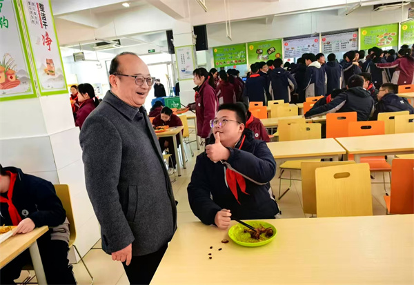 校长巡视.jpg