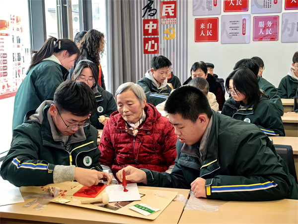 制作“学雷锋”主题拓印1.jpg