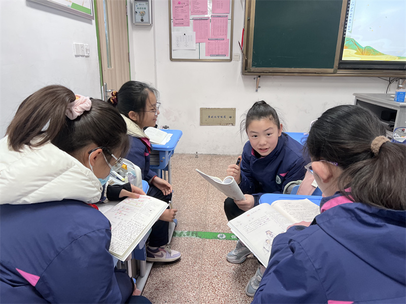 学生小组讨论.jpg