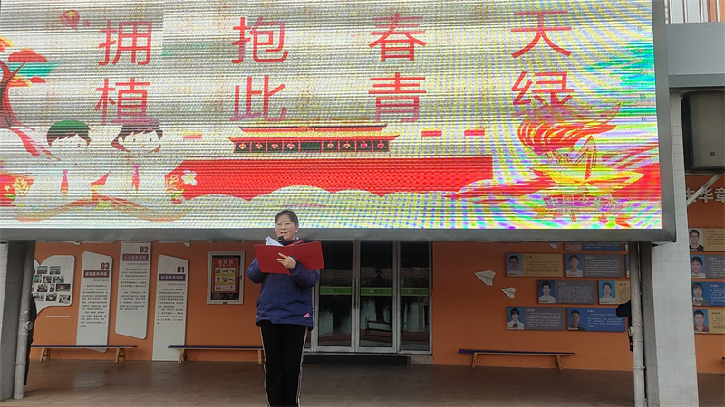 图1 殷雅辰同学主持升旗仪式.jpg