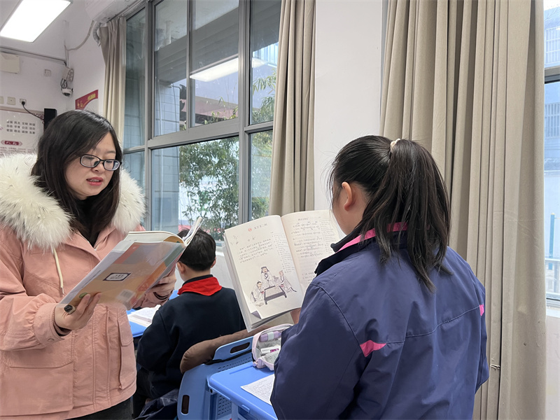 王老师倾听学生诵读.jpg