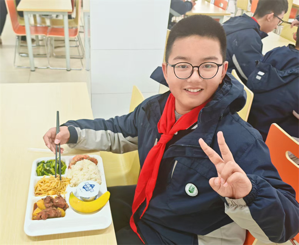 学生用餐.jpg