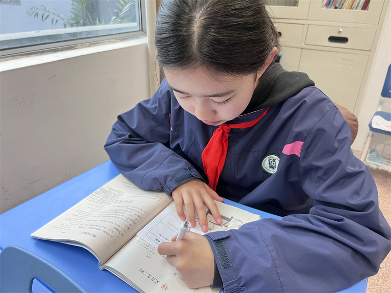 学生填写表格.jpg