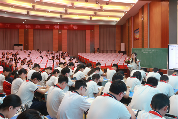 仪征市实验中学邹升燕上课.jpg