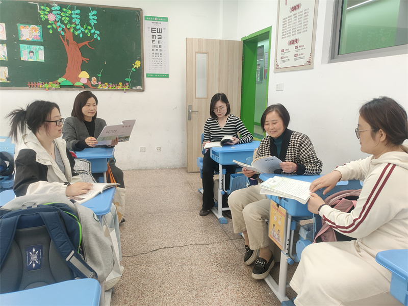 老师们教研中.jpg