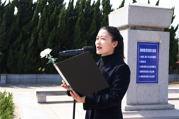 团委副书记李文慧主持活动.jpg 团委副书记李文慧主持活动.jpg