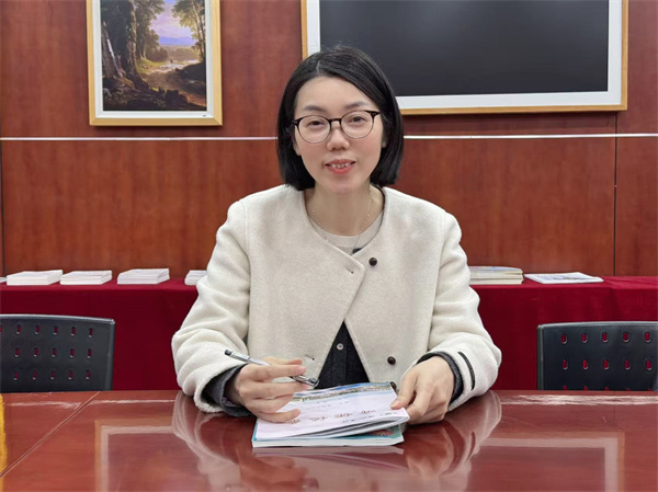 李芳老师主持.jpg