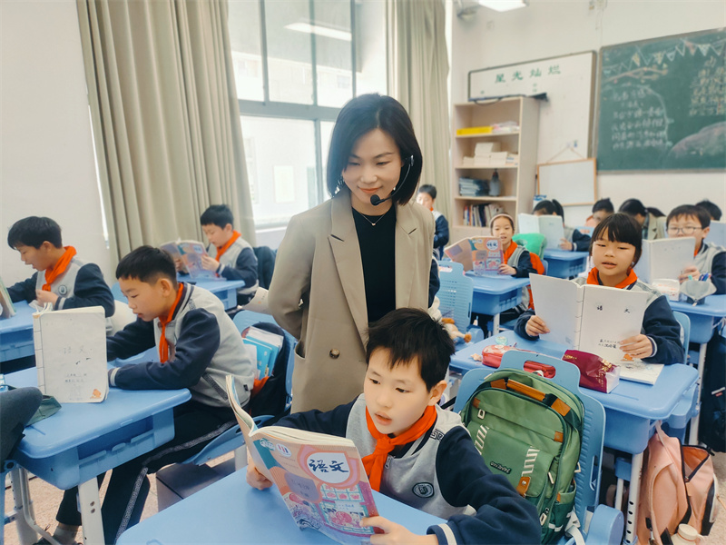 图4 郑老师指导学生朗读课文.jpg