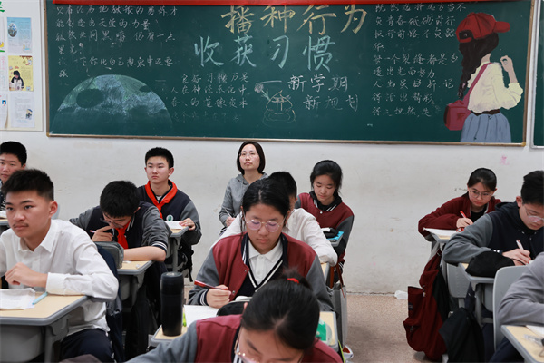 高中学工处主任卞家慧听英语课.jpg