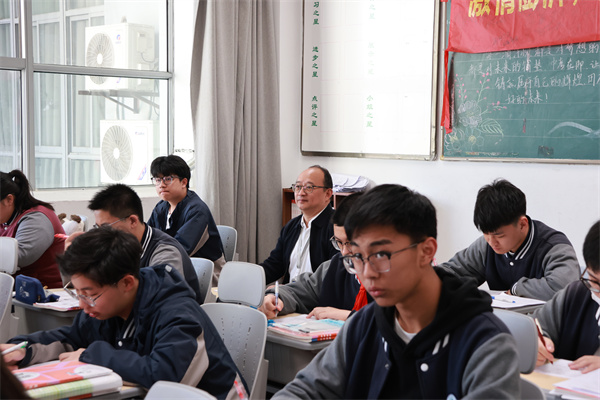 校长唐炜听课.jpg