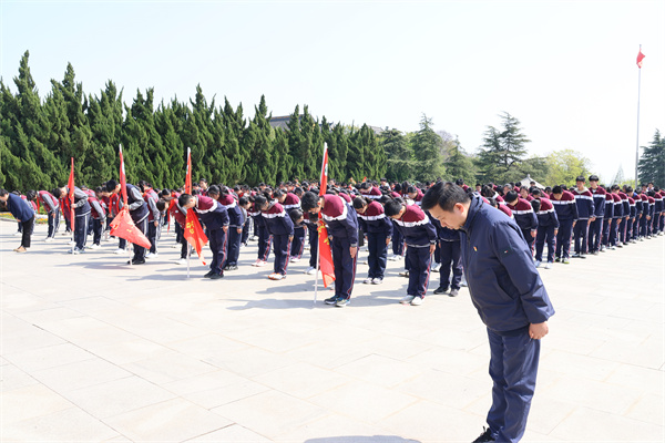 行三鞠躬礼.jpg 行三鞠躬礼.jpg