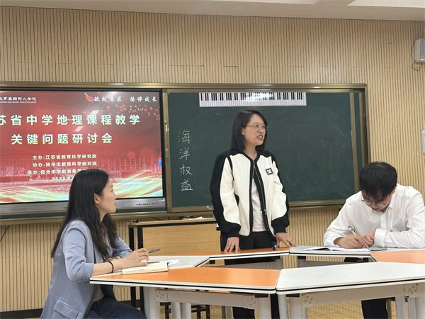 成丽老师主持评课活动.jpg