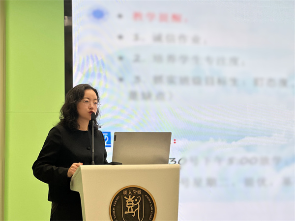 初一年级主任张舒主持分析会.jpg