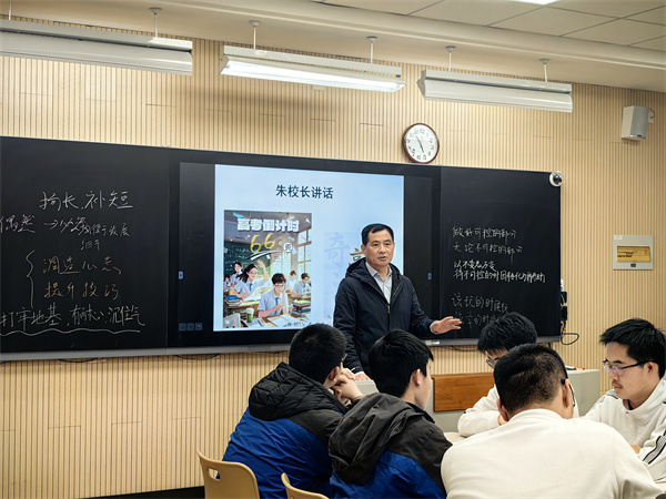 凤栖湖校区校长朱云峰讲话.jpg 凤栖湖校区校长朱云峰讲话.jpg