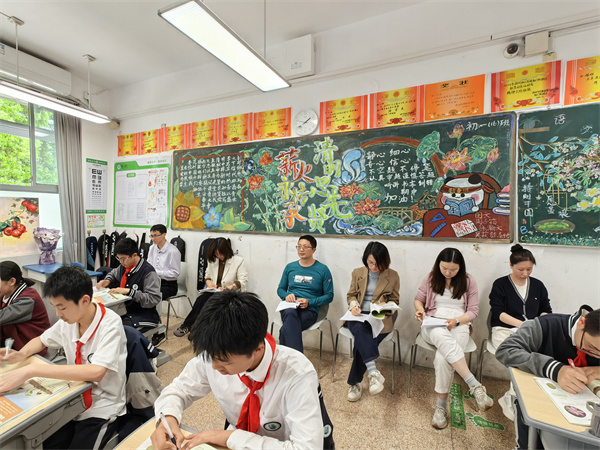 老师们听课.jpg