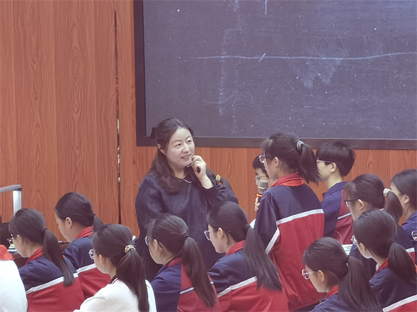 工作坊指导教师闵洁老师上课2.jpg
