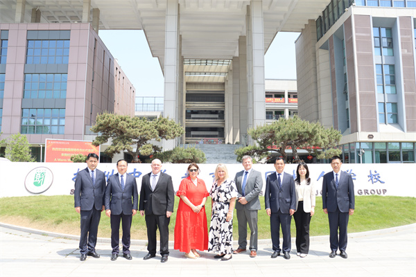 1.宾主双方合影留念.jpg