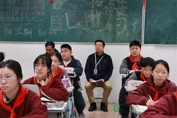 副校长张鹏听物理课.jpg