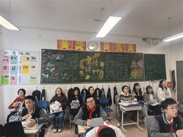 初二英语老师集体听课.png