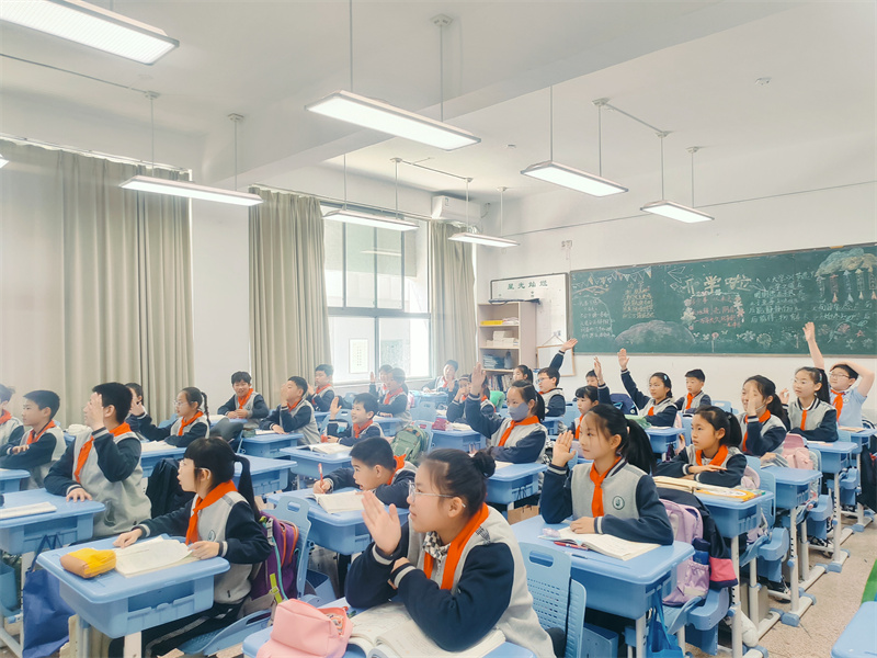图2 学生积极回答问题1.jpg