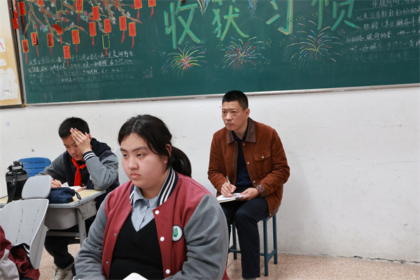 副校长赵平听英语课.jpg