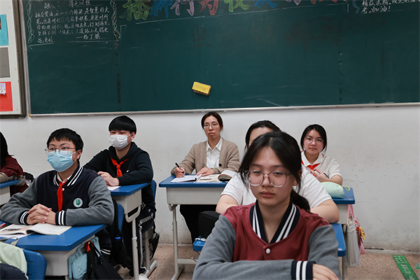 初中历史教研主任徐春明听课.jpg