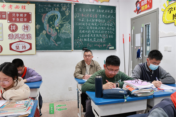 校办主任汪柳听语文课.jpg
