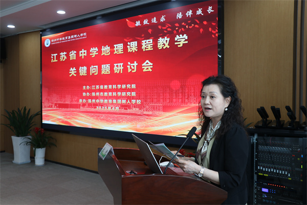 张静老师主持.jpg