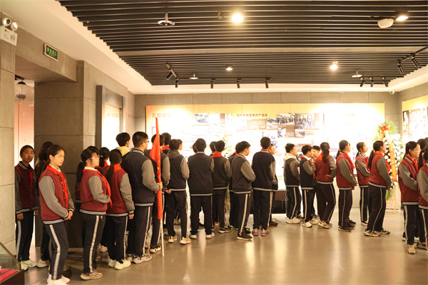 参观历史事迹陈列馆2.jpg