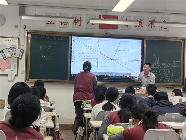 师生互动.jpg
