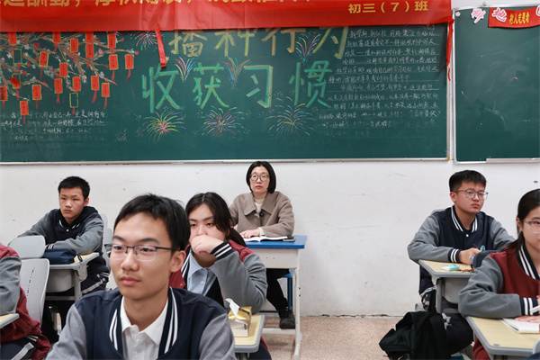 人力资源处副主任叶新红听数学课.jpg