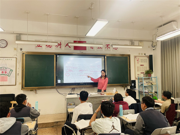 顾静老师上课.jpg