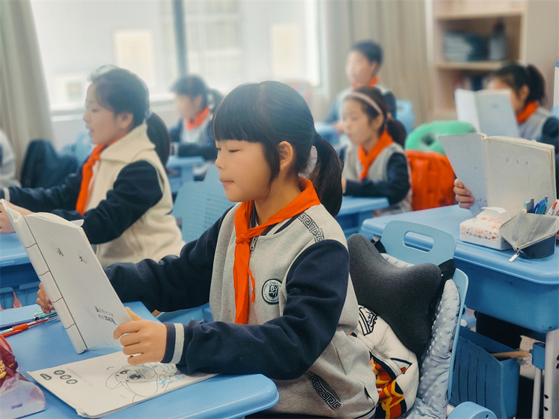 图3 学生认真朗读课文2.jpg