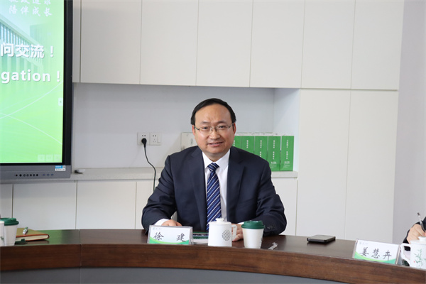 2.副校长徐建主持交流会.jpg