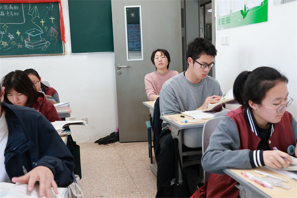 副校长殷翠云听道德与法治课.jpg