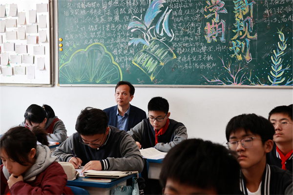 高中学工处副主任胡立军听化学课.jpg