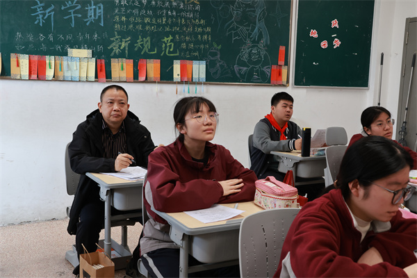 高中化学教研主任王飞听化学课.jpg