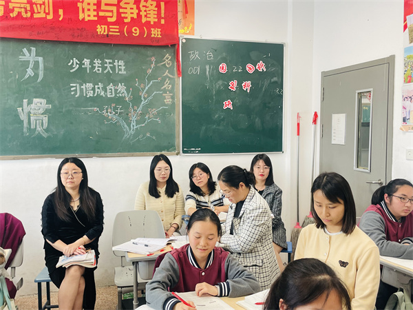 老师们听课.jpg