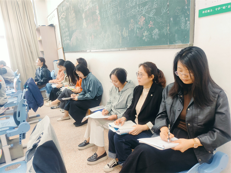 图5 老师们认真听课并记录.jpg