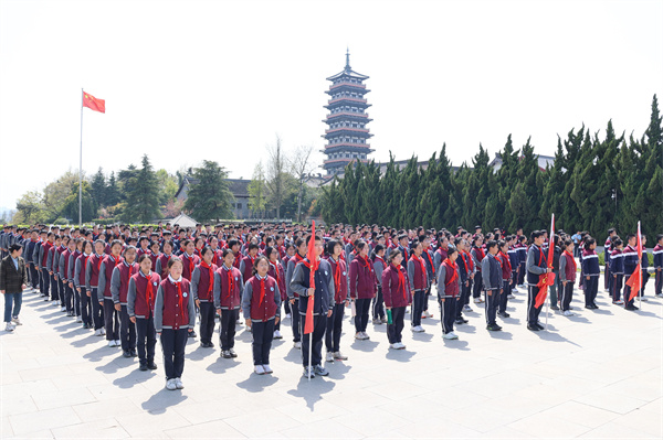 广场列队.jpg 广场列队.jpg