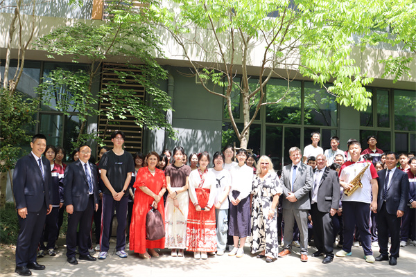 12.与“梦想剧场”演出学生合影.jpg