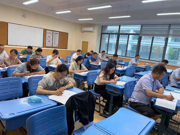 全体初中物理教师研读2022扬州中考试题.JPG