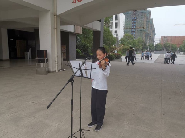 王梦菲同学表演小提琴独奏《神话》.jpg
