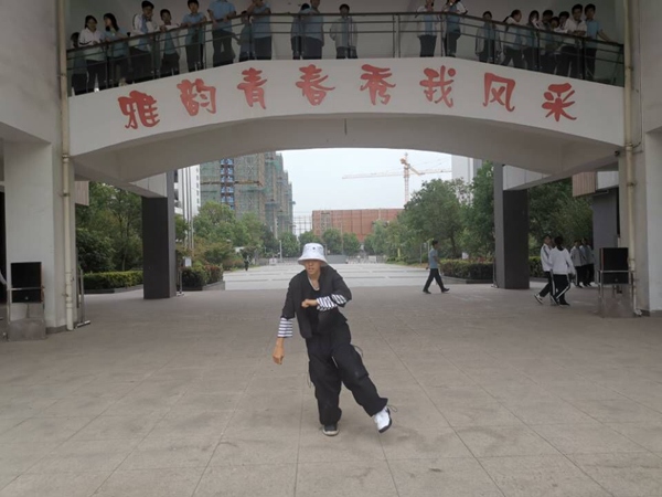 王泓加同学带来的街舞表演.jpg