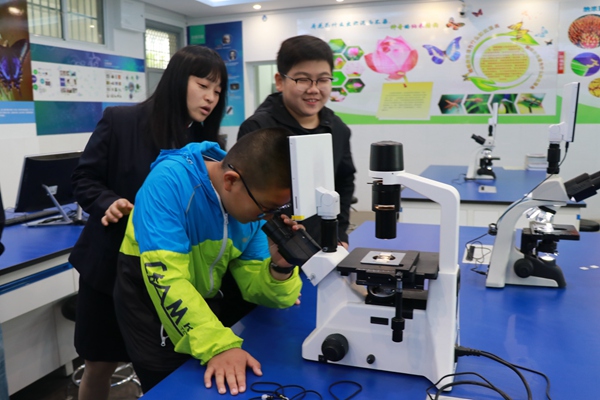 小学生体验纳米显微镜.JPG