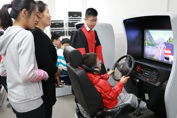 小学生在模拟驾驶室2.JPG