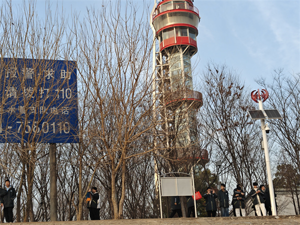 学生在灯塔前驻足留念.jpg 学生在灯塔前驻足留念.jpg