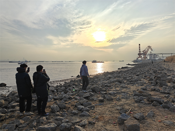 学生在老师陪同下留念合影.jpg 学生在老师陪同下留念合影.jpg