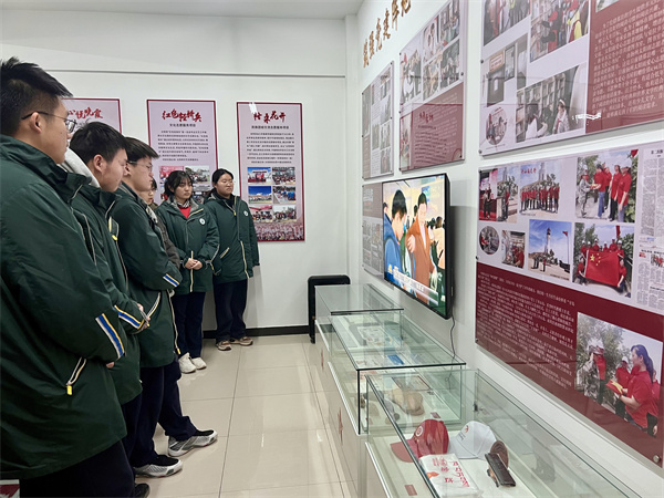 观看新闻联播.jpg 观看新闻联播.jpg